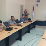 Anggota Komisi III DPRD Bolmut yang sedang mengikuti pertemuan di ruang rapat. Kunjungan ini bertujuan untuk memastikan aspirasi masyarakat terkait perbaikan infrastruktur dapat segera dipenuhi.