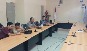 Anggota Komisi III DPRD Bolmut yang sedang mengikuti pertemuan di ruang rapat. Kunjungan ini bertujuan untuk memastikan aspirasi masyarakat terkait perbaikan infrastruktur dapat segera dipenuhi.