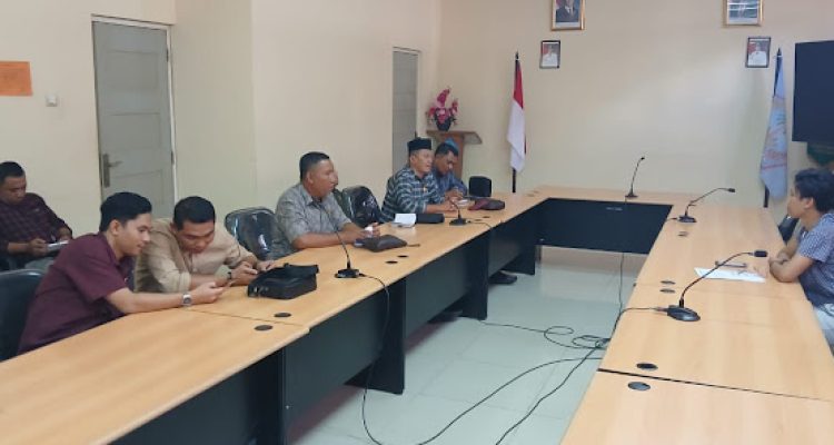 Anggota Komisi III DPRD Bolmut yang sedang mengikuti pertemuan di ruang rapat. Kunjungan ini bertujuan untuk memastikan aspirasi masyarakat terkait perbaikan infrastruktur dapat segera dipenuhi.