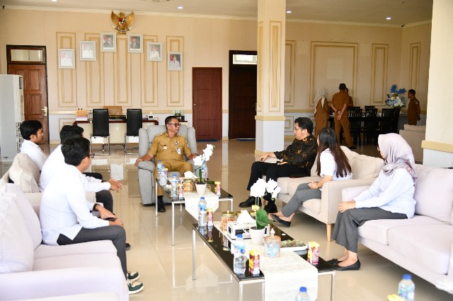 Foto 2: Suasana pertemuan antara Bupati Oskar Manoppo, Wakil Bupati Argo V. Sumaiku, dan beberapa perwakilan tamu di Ruang Kerja Bupati Boltim. Dalam kesempatan ini, diskusi berlangsung dengan suasana akrab dan penuh perhatian, menunjukkan pentingnya kerjasama antar lembaga untuk kemajuan daerah.