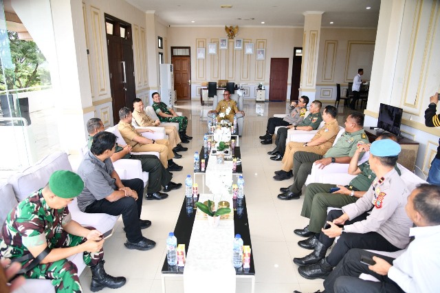 Foto 3: Bupati Oskar Manoppo bersama dengan sejumlah pejabat dari TNI, Polri, dan Pemerintah Daerah, tengah melakukan pertemuan yang membahas sinergi dalam menjaga stabilitas dan mendukung pembangunan di Kabupaten Bolaang Mongondow Timur.