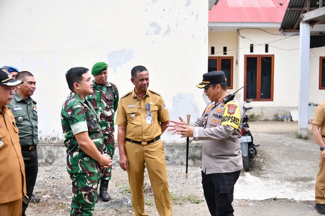 Kapolres Boltim AKBP Golfried Pakpahan berdiskusi dengan Dandim 1303 Bolmong Letkol Inf Fahmil Harris dan Bupati Boltim Oskar Manoppo saat peninjauan lokasi pembangunan Pos Koramil di Kecamatan Nuangan, Senin, 28 April 2025.