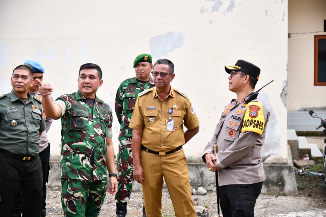 Bupati Boltim Oskar Manoppo bersama Dandim 1303 Bolmong Letkol Inf Fahmil Harris dan Kapolres Boltim AKBP Golfried Pakpahan meninjau lokasi rencana pembangunan Pos Koramil di Kecamatan Nuangan, Senin, 28 April 2025.