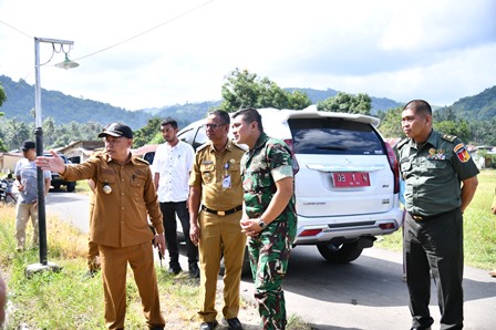 Bupati Oskar Manoppo bersama Forkopimda saat meninjau lokasi rencana Pos Koramil di Desa Nuangan