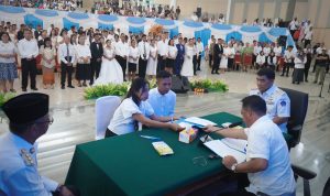 Bupati Oskar Manoppo menjadi saksi dalam acara Perkawinan Massal di Aula Mapalus, Manado