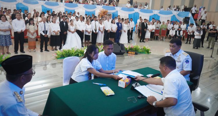 Bupati Oskar Manoppo menjadi saksi dalam acara Perkawinan Massal di Aula Mapalus, Manado