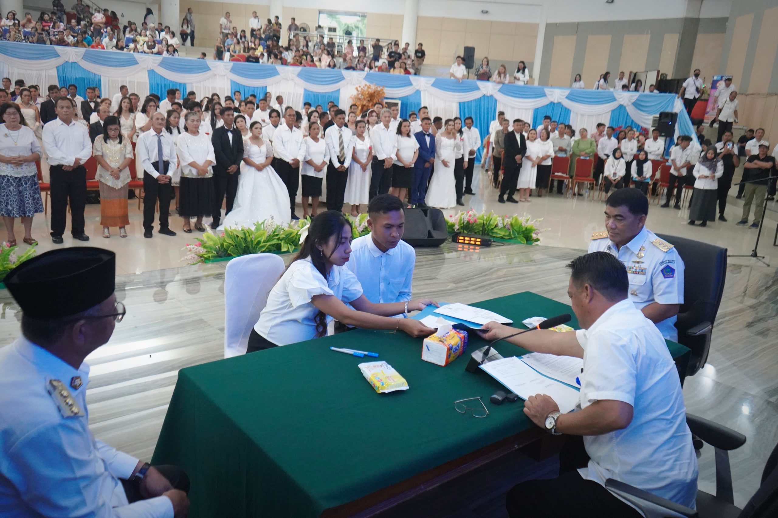 Bupati Oskar Manoppo menjadi saksi dalam acara Perkawinan Massal di Aula Mapalus, Manado