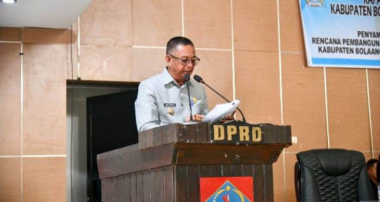 Bupati Oskar Manoppo menyampaikan sambutan dalam paripurna DPRD Boltim