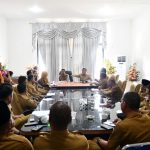 Foto 1: Bupati Oskar Manoppo bersama Wakil Bupati Argo V. Sumaiku memimpin rapat kerja dengan jajaran pimpinan SKPD di Pemerintah Kabupaten Boltim. Diskusi berlangsung serius di ruang rapat, dengan para peserta yang fokus mendengarkan arahan dari pimpinan daerah.