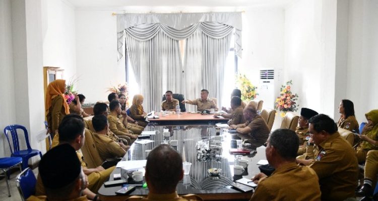 Foto 1: Bupati Oskar Manoppo bersama Wakil Bupati Argo V. Sumaiku memimpin rapat kerja dengan jajaran pimpinan SKPD di Pemerintah Kabupaten Boltim. Diskusi berlangsung serius di ruang rapat, dengan para peserta yang fokus mendengarkan arahan dari pimpinan daerah.