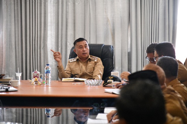 Foto 2: Wakil Bupati Argo V. Sumaiku sedang memimpin diskusi dalam rapat kerja, ditemani oleh beberapa pejabat SKPD lainnya. Tampak para peserta yang mendengarkan dengan seksama, menunjukkan komitmen mereka terhadap arah pembangunan Kabupaten Boltim.