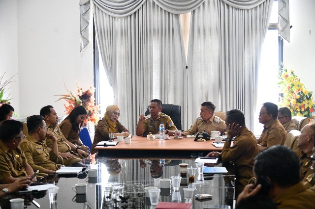Foto 3: Bupati Oskar Manoppo berbicara dengan tegas di hadapan para pejabat SKPD, memberikan arahan dan penekanan pentingnya disiplin ASN dalam menjalankan program-program pemerintah. Diskusi ini merupakan bagian dari evaluasi 100 hari kerja kepala daerah.