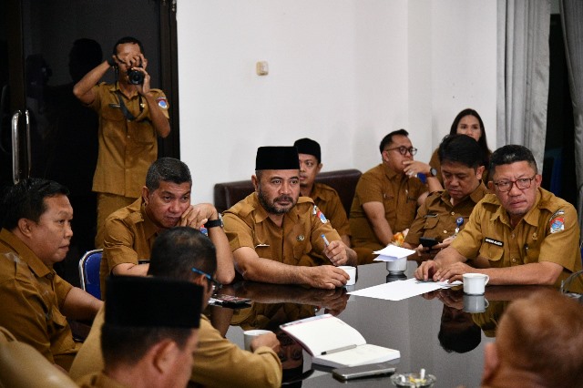 Foto 4: Suasana rapat kerja dengan Bupati dan Wakil Bupati Boltim bersama para pejabat SKPD yang sedang membahas evaluasi dan arah kebijakan pembangunan. Rapat ini dihadiri oleh berbagai jajaran pemerintah daerah yang berfokus pada peningkatan kualitas pelayanan publik.