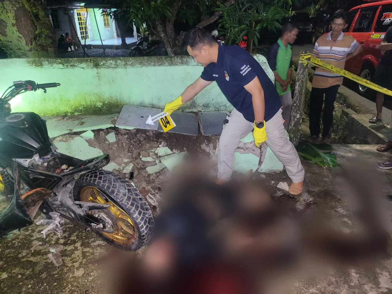 Pria tergeletak setelah kecelakaan di Banjarbaru usai kabur dari kejaran warga.