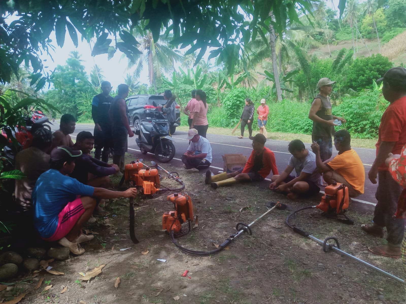 Sangadi Dodap Mikasa Andi Ayub Mangoli memimpin kerja bakti bersama masyarakat di ruas jalan Dodap–Togid