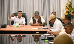 Wakil Bupati Argo Sumaiku memimpin rapat teknis penanganan banjir di Desa Togid