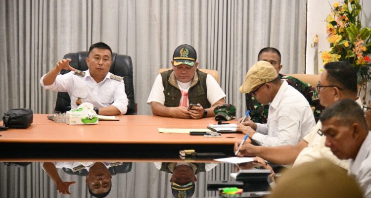 Wakil Bupati Argo Sumaiku memimpin rapat teknis penanganan banjir di Desa Togid