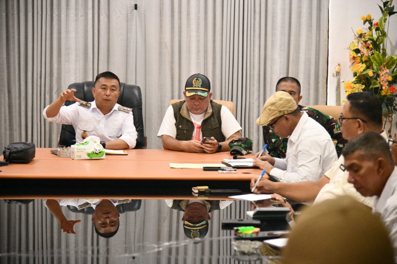 Wakil Bupati Argo Sumaiku memimpin rapat teknis penanganan banjir di Desa Togid