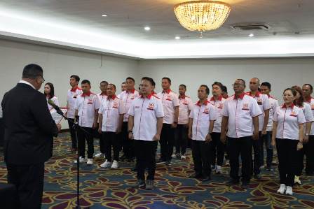 Medy Lensun menerima jabatan Ketua KONI Boltim dalam prosesi pelantikan di Hotel Sutan Raja Kotamobagu.