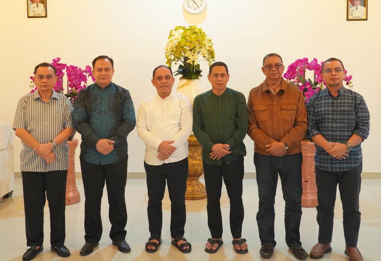 Bupati Boltim Oskar Manoppo menghadiri open house Bupati Bolmong dalam perayaan Idul Fitri 1446 H.