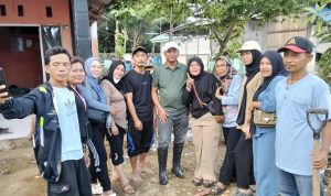 Warga dan relawan dari Desa Matabulu berfoto bersama Bupati Boltim Oskar Manoppo setelah melaksanakan kerja bakti di Desa Togid pasca banjir. Mereka terlihat tersenyum bahagia meskipun tengah berjuang mengatasi dampak bencana, menunjukkan semangat kebersamaan dan gotong royong.