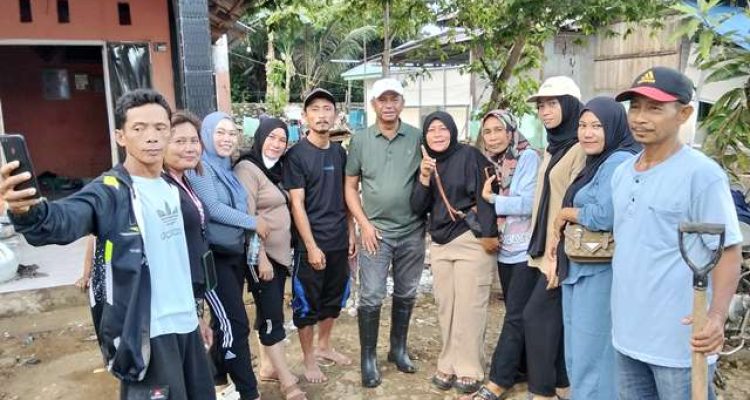 Sangadi dan Perangkat Desa Matabulu foto bersama Bupati Boltim Oskar Manoppo di lokasi aksi kemanusiaan korban banjir desa togid. Mereka terlihat solid mengatasi dampak bencana, menunjukkan semangat kebersamaan dan gotong royong.