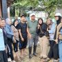 Sangadi dan Perangkat Desa Matabulu foto bersama Bupati Boltim Oskar Manoppo di lokasi aksi kemanusiaan korban banjir desa togid. Mereka terlihat solid mengatasi dampak bencana, menunjukkan semangat kebersamaan dan gotong royong.