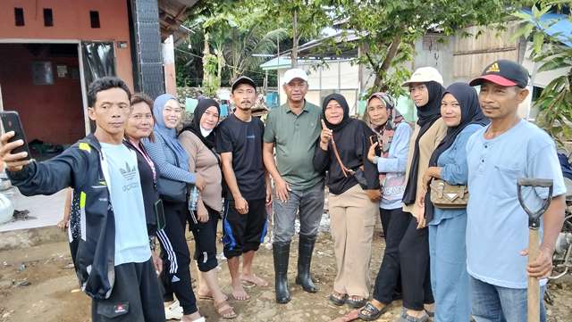 Sangadi dan Perangkat Desa Matabulu foto bersama Bupati Boltim Oskar Manoppo di lokasi aksi kemanusiaan korban banjir desa togid. Mereka terlihat solid mengatasi dampak bencana, menunjukkan semangat kebersamaan dan gotong royong.