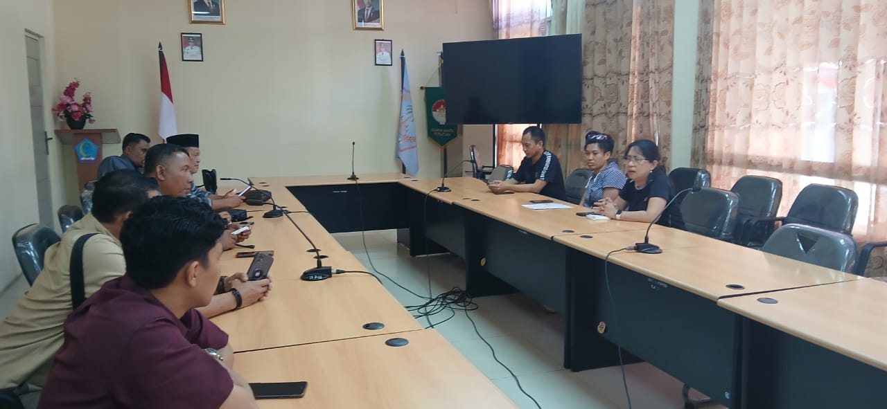 Anggota Komisi III DPRD Bolmut sedang mendengarkan paparan di ruang rapat Dinas Pekerjaan Umum Provinsi Sulawesi Utara. Kunjungan kerja ini dipimpin oleh Ketua Komisi III, Abdul Zamad Lauma, untuk membahas perbaikan ruas jalan Sangkub-Sidodadi.