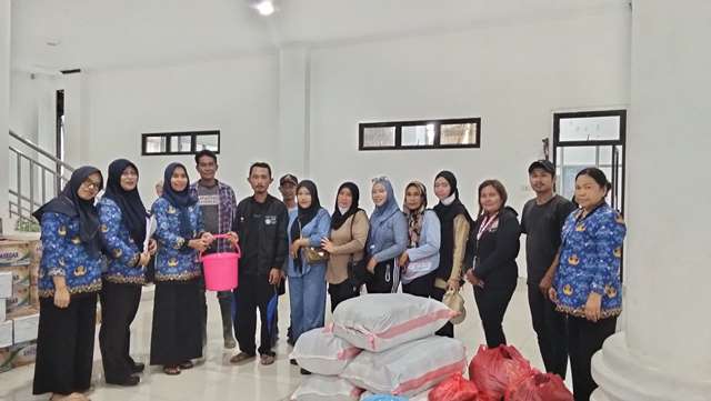 Para relawan dan anggota Pemerintah Desa Matabulu berpose dengan membawa bantuan yang akan disalurkan kepada warga yang terdampak banjir di Desa Togid. Bantuan yang diberikan meliputi kebutuhan dasar seperti pakaian, makanan, dan alat kebersihan.