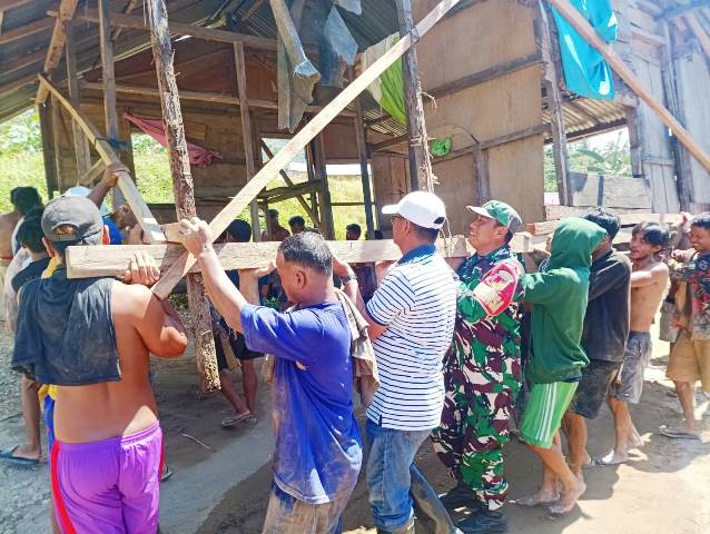 Proses pemindahan rumah oleh warga dan Bupati Boltim, Oskar Manopo, bersama anggota TNI. Kerja sama antara warga dan pihak pemerintah memperlihatkan semangat gotong royong dalam menghadapi bencana banjir yang melanda Desa Togid.Silakan gunakan keterangan ini sesuai dengan gambar-gambar yang Anda pilih untuk disertakan dalam berita.