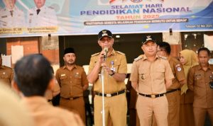 Bupati dan Wakil Bupati Boltim saat memimpin Apel Kerja penanggulangan banjir di halaman Kantor Bupati
