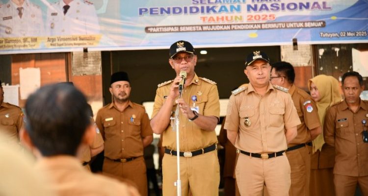 Bupati dan Wakil Bupati Boltim saat memimpin Apel Kerja penanggulangan banjir di halaman Kantor Bupati