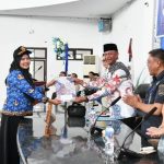 Bupati Bolaang Mongondow Timur, Oskar Manoppo, S.E., M.M, menyerahkan secara simbolis SK CPNS kepada salah satu peserta yang mengenakan seragam Korpri dalam kegiatan yang digelar di Aula Kantor Bupati, Kamis, (22/5/2025).