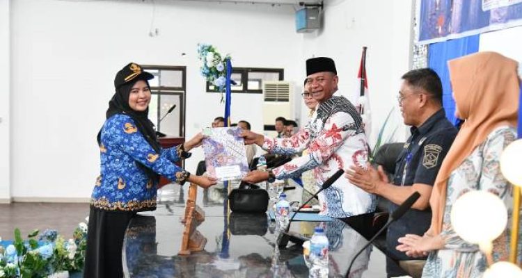 Bupati Bolaang Mongondow Timur, Oskar Manoppo, S.E., M.M, menyerahkan secara simbolis SK CPNS kepada salah satu peserta yang mengenakan seragam Korpri dalam kegiatan yang digelar di Aula Kantor Bupati, Kamis, (22/5/2025).