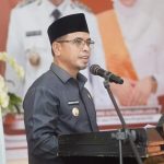 Bupati Bolmut Sirajuddin Lasena saat menyampaikan sambutan dalam upacara Hardiknas di Desa Busato