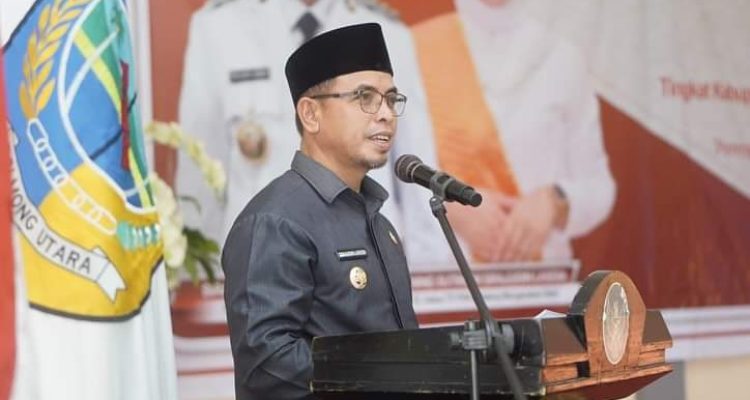 Bupati Bolmut Sirajuddin Lasena saat menyampaikan sambutan dalam upacara Hardiknas di Desa Busato