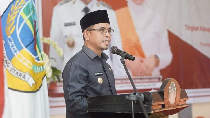 Bupati Bolmut Sirajuddin Lasena saat menyampaikan sambutan dalam upacara Hardiknas di Desa Busato