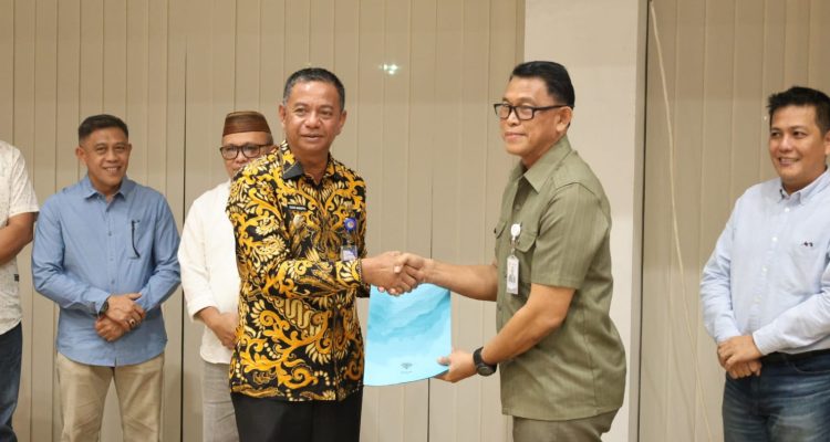 Bupati Boltim Oskar Manoppo dan Direktur BPR Prisma Dana Jefferson Lungkang menandatangani MoU layanan keuangan untuk ASN
