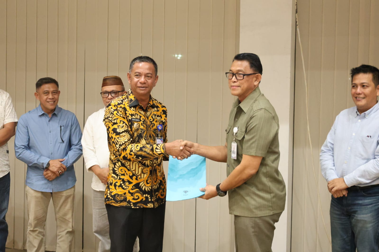 Bupati Boltim Oskar Manoppo dan Direktur BPR Prisma Dana Jefferson Lungkang menandatangani MoU layanan keuangan untuk ASN