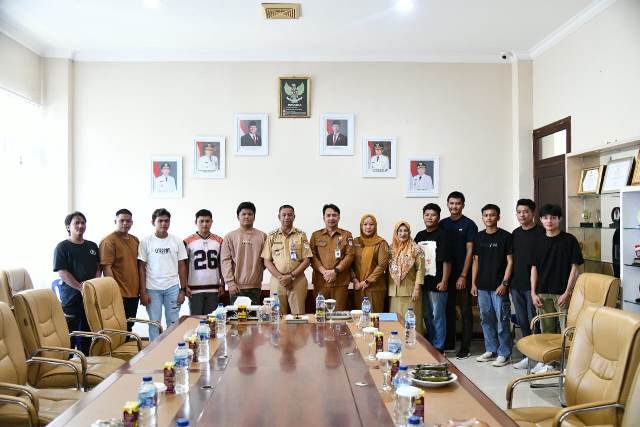 Bupati Boltim Oskar Manoppo melepas 25 peserta pelatihan satpam di Ruang Rapat Bupati, didampingi pejabat daerah dan perwakilan Dinas Tenaga Kerja, Selasa, 27 Mei 2025.