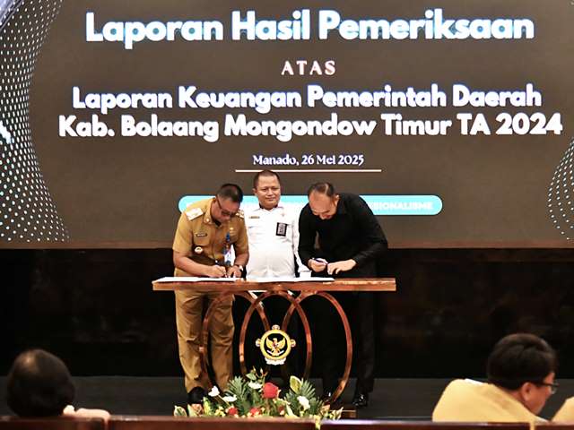Bupati Boltim Oskar menandatangani berita acara penyerahan LHP disaksikan pejabat BPK RI saat seremoni penyerahan opini WTP atas LKPD TA 2024.