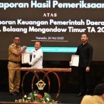 Bupati Boltim Oskar menerima dokumen LHP dari perwakilan BPK RI usai penyerahan opini WTP atas LKPD TA 2024 di Manado.