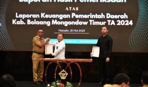 Bupati Boltim Oskar menerima dokumen LHP dari perwakilan BPK RI usai penyerahan opini WTP atas LKPD TA 2024 di Manado.