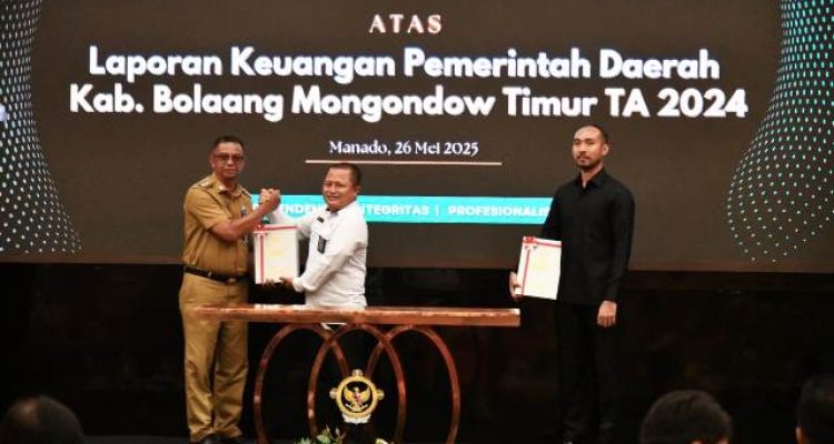 Bupati Boltim Oskar menerima dokumen LHP dari perwakilan BPK RI usai penyerahan opini WTP atas LKPD TA 2024 di Manado.
