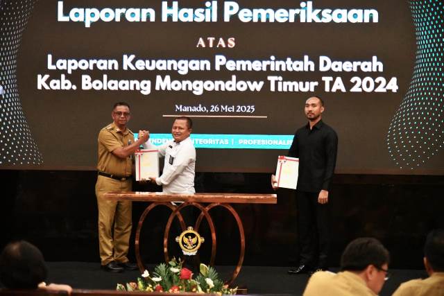 Bupati Boltim Oskar menerima dokumen LHP dari perwakilan BPK RI usai penyerahan opini WTP atas LKPD TA 2024 di Manado.