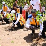 Bupati Oskar Manoppo bersama Wakil Gubernur dan Bupati Bolsel saat melakukan peletakan batu pertama PPKT di Motandoi Selatan