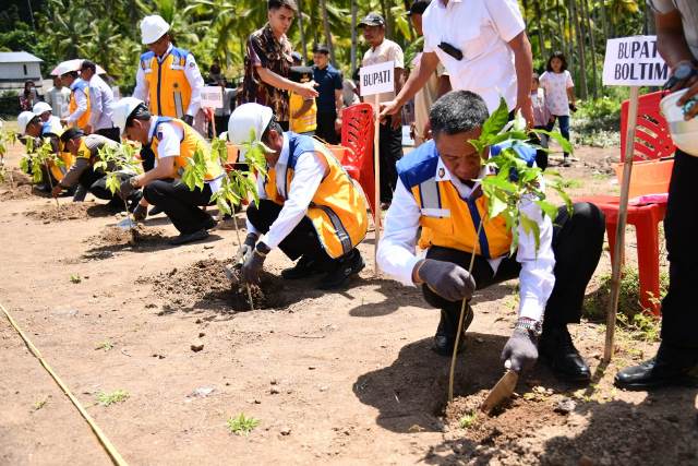 Bupati Oskar Manoppo bersama Wakil Gubernur dan Bupati Bolsel saat melakukan peletakan batu pertama PPKT di Motandoi Selatan