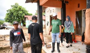 Bupati Oskar Manoppo memimpin kerja bakti massal di Desa Togid bersama warga, TNI, dan Polri