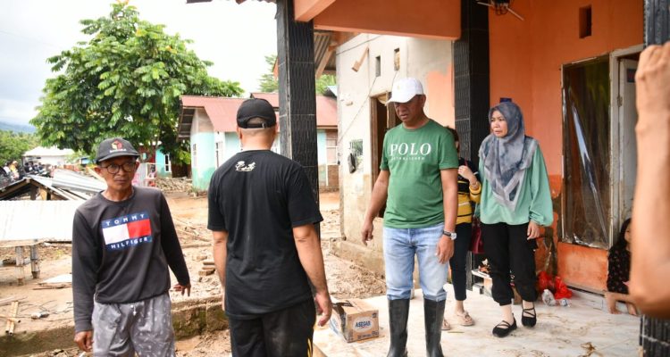 Bupati Oskar Manoppo memimpin kerja bakti massal di Desa Togid bersama warga, TNI, dan Polri